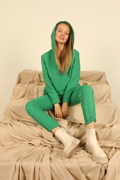 Una modella di abbigliamento all'ingrosso indossa 30933 - Tracksuit - Green, vendita all'ingrosso turca di Tuta di Kaktus Moda