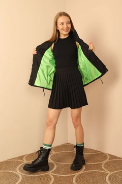 Een kledingmodel uit de groothandel draagt 30948 - Raincoat - Black And Green, Turkse groothandel Regenjas van Kaktus Moda