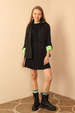 Bir model, Kaktus Moda toptan giyim markasının 30948 - Raincoat - Black And Green toptan Yağmurluk ürününü sergiliyor.