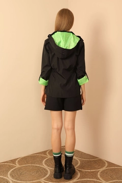 Um modelo de roupas no atacado usa 30948 - Raincoat - Black And Green, atacado turco Capa de chuva de Kaktus Moda