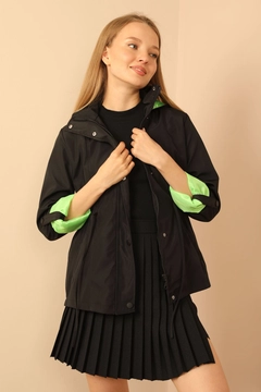 Bir model, Kaktus Moda toptan giyim markasının 30948 - Raincoat - Black And Green toptan Yağmurluk ürününü sergiliyor.