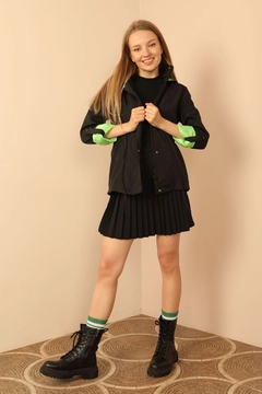 A wholesale clothing model wears 30948 - Raincoat - Black And Green, Turkish wholesale Raincoat of Kaktus Moda