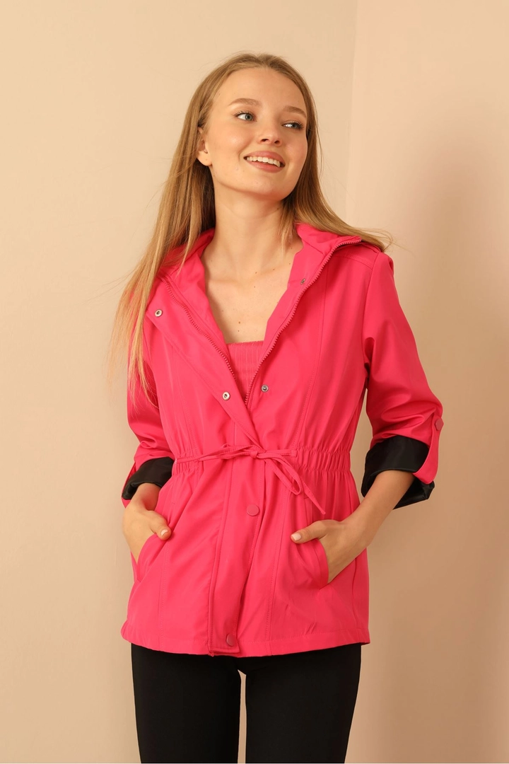 Una modella di abbigliamento all'ingrosso indossa 30949 - Raincoat - Fuchsia, vendita all'ingrosso turca di Impermeabile di Kaktus Moda