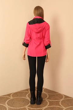 Bir model, Kaktus Moda toptan giyim markasının 30949 - Raincoat - Fuchsia toptan Yağmurluk ürününü sergiliyor.