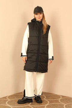 Ένα μοντέλο χονδρικής πώλησης ρούχων φοράει 30958 - Vest - Black, τούρκικο Αμάνικο μπλουζάκι χονδρικής πώλησης από Kaktus Moda