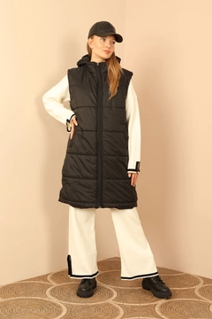 Ένα μοντέλο χονδρικής πώλησης ρούχων φοράει 30958 - Vest - Black, τούρκικο Αμάνικο μπλουζάκι χονδρικής πώλησης από Kaktus Moda