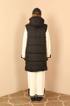 Een kledingmodel uit de groothandel draagt 30958 - Vest - Black, Turkse groothandel Vest van Kaktus Moda