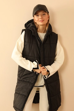 Una modelo de ropa al por mayor lleva 30958 - Vest - Black, Chaleco turco al por mayor de Kaktus Moda
