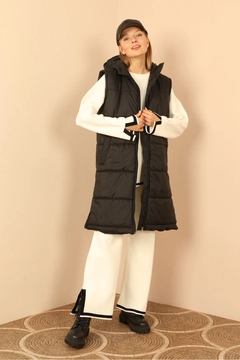 Una modelo de ropa al por mayor lleva 30958 - Vest - Black, Chaleco turco al por mayor de Kaktus Moda