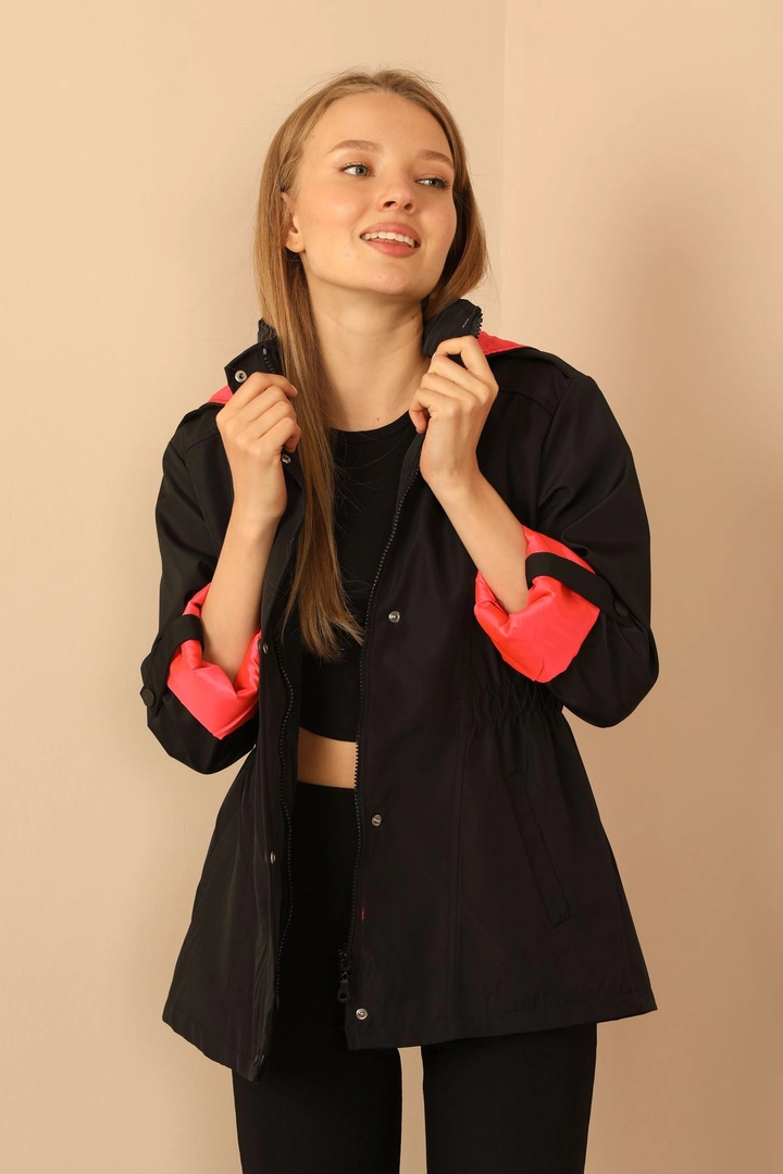 Een kledingmodel uit de groothandel draagt 30950 - Raincoat - Black And Fuchsia, Turkse groothandel Regenjas van Kaktus Moda