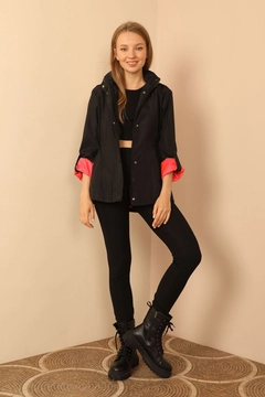 Bir model, Kaktus Moda toptan giyim markasının 30950 - Raincoat - Black And Fuchsia toptan Yağmurluk ürününü sergiliyor.