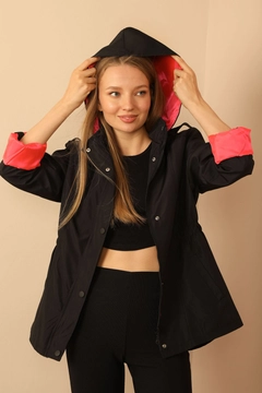 Una modella di abbigliamento all'ingrosso indossa 30950 - Raincoat - Black And Fuchsia, vendita all'ingrosso turca di Impermeabile di Kaktus Moda