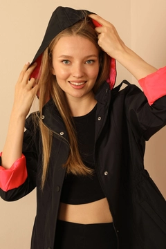 A wholesale clothing model wears 30950 - Raincoat - Black And Fuchsia, Turkish wholesale Raincoat of Kaktus Moda