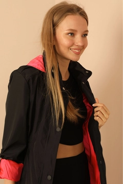 A wholesale clothing model wears 30950 - Raincoat - Black And Fuchsia, Turkish wholesale Raincoat of Kaktus Moda