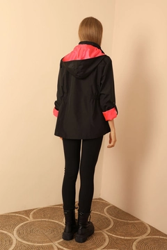 Una modelo de ropa al por mayor lleva 30950 - Raincoat - Black And Fuchsia, Impermeable turco al por mayor de Kaktus Moda