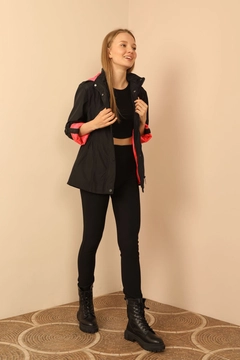 Veľkoobchodný model oblečenia nosí 30950 - Raincoat - Black And Fuchsia, turecký veľkoobchodný Pláštenka od Kaktus Moda