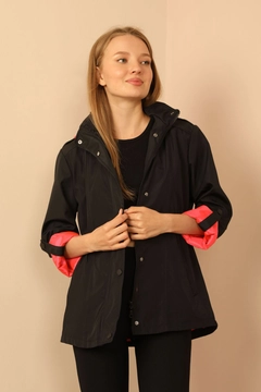 عارض ملابس بالجملة يرتدي 30950 - Raincoat - Black And Fuchsia، تركي بالجملة معطف واق من المطر من Kaktus Moda