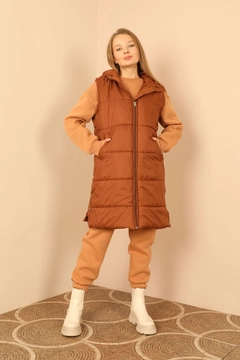 Bir model, Kaktus Moda toptan giyim markasının 30960 - Vest - Brown toptan Yelek ürününü sergiliyor.