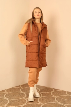 Ένα μοντέλο χονδρικής πώλησης ρούχων φοράει 30960 - Vest - Brown, τούρκικο Αμάνικο μπλουζάκι χονδρικής πώλησης από Kaktus Moda