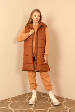 Ein Bekleidungsmodell aus dem Großhandel trägt 30960 - Vest - Brown, türkischer Großhandel Weste von Kaktus Moda