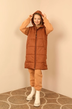 Una modelo de ropa al por mayor lleva 30960 - Vest - Brown, Chaleco turco al por mayor de Kaktus Moda