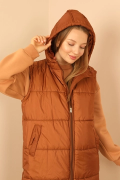Una modella di abbigliamento all'ingrosso indossa 30960 - Vest - Brown, vendita all'ingrosso turca di Veste di Kaktus Moda