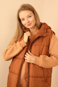 Una modelo de ropa al por mayor lleva 30960 - Vest - Brown, Chaleco turco al por mayor de Kaktus Moda