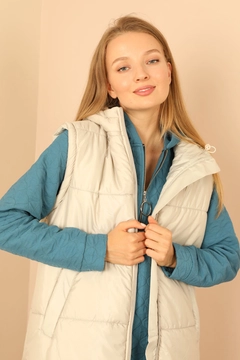 Ένα μοντέλο χονδρικής πώλησης ρούχων φοράει 30961 - Vest - Stone, τούρκικο Αμάνικο μπλουζάκι χονδρικής πώλησης από Kaktus Moda
