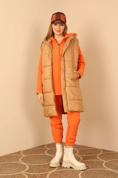 Ένα μοντέλο χονδρικής πώλησης ρούχων φοράει 30962 - Vest - Tan, τούρκικο Αμάνικο μπλουζάκι χονδρικής πώλησης από Kaktus Moda