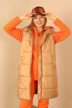 Una modella di abbigliamento all'ingrosso indossa 30962 - Vest - Tan, vendita all'ingrosso turca di Veste di Kaktus Moda