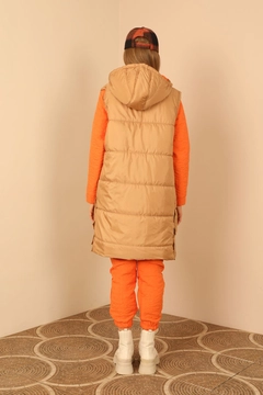 Bir model, Kaktus Moda toptan giyim markasının 30962 - Vest - Tan toptan Yelek ürününü sergiliyor.