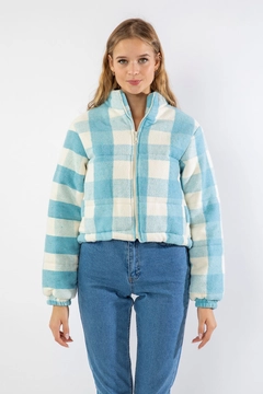 Ένα μοντέλο χονδρικής πώλησης ρούχων φοράει 33727 - Plaid Coat - Blue, τούρκικο Σακάκι χονδρικής πώλησης από Kaktus Moda