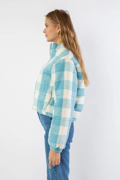 Bir model, Kaktus Moda toptan giyim markasının 33727 - Plaid Coat - Blue toptan Kaban ürününü sergiliyor.