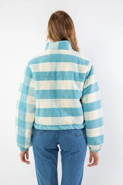 Ένα μοντέλο χονδρικής πώλησης ρούχων φοράει 33727 - Plaid Coat - Blue, τούρκικο Σακάκι χονδρικής πώλησης από Kaktus Moda