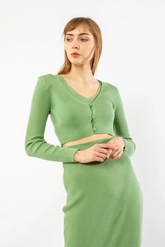 Una modella di abbigliamento all'ingrosso indossa 33740 - Suit - Almond Green, vendita all'ingrosso turca di Abito di Kaktus Moda