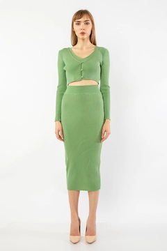 Bir model, Kaktus Moda toptan giyim markasının 33740 - Suit - Almond Green toptan Takım ürününü sergiliyor.