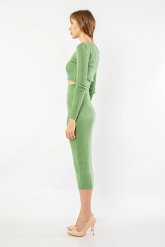 Bir model, Kaktus Moda toptan giyim markasının 33740 - Suit - Almond Green toptan Takım ürününü sergiliyor.
