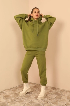 Ein Bekleidungsmodell aus dem Großhandel trägt 33788 - Sweatshirt - Khaki, türkischer Großhandel Kapuzenpulli von Kaktus Moda
