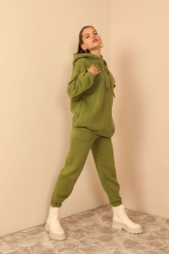 Ένα μοντέλο χονδρικής πώλησης ρούχων φοράει 33788 - Sweatshirt - Khaki, τούρκικο Φούτερ με κουκούλα χονδρικής πώλησης από Kaktus Moda
