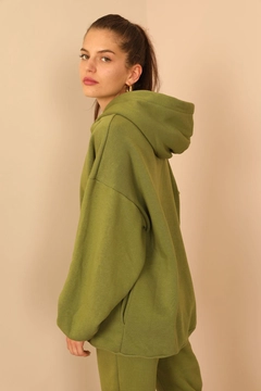 Una modelo de ropa al por mayor lleva 33788 - Sweatshirt - Khaki, Sudadera turco al por mayor de Kaktus Moda
