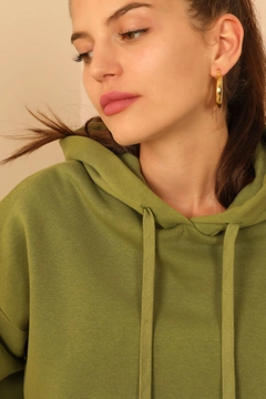 Ένα μοντέλο χονδρικής πώλησης ρούχων φοράει 33788 - Sweatshirt - Khaki, τούρκικο Φούτερ με κουκούλα χονδρικής πώλησης από Kaktus Moda