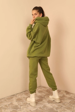 Bir model, Kaktus Moda toptan giyim markasının 33788 - Sweatshirt - Khaki toptan Hoodie ürününü sergiliyor.