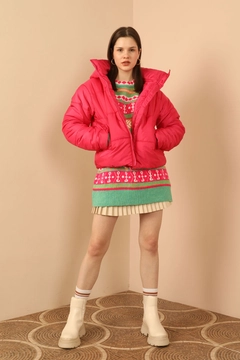 Ένα μοντέλο χονδρικής πώλησης ρούχων φοράει 33797 - Coat - Fuchsia, τούρκικο Σακάκι χονδρικής πώλησης από Kaktus Moda