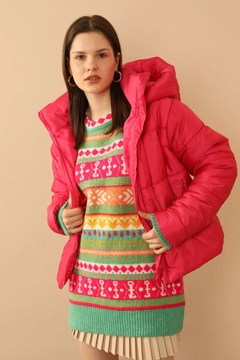 A wholesale clothing model wears 33797 - Coat - Fuchsia, Turkish wholesale Coat of Kaktus Moda