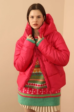 Bir model, Kaktus Moda toptan giyim markasının 33797 - Coat - Fuchsia toptan Kaban ürününü sergiliyor.