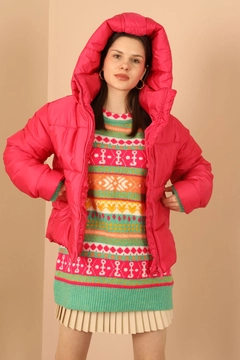 Bir model, Kaktus Moda toptan giyim markasının 33797 - Coat - Fuchsia toptan Kaban ürününü sergiliyor.