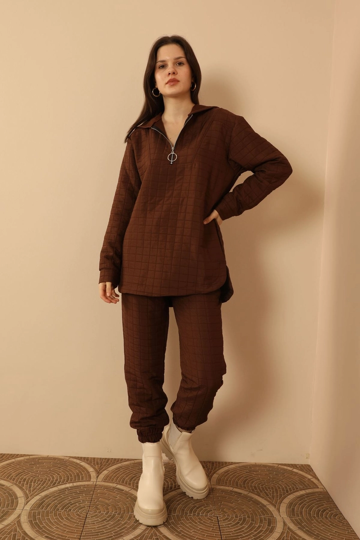 Bir model, Kaktus Moda toptan giyim markasının 33874 - Tracksuit - Brown toptan Eşofman Takımı ürününü sergiliyor.