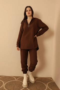 A wholesale clothing model wears 33874 - Tracksuit - Brown, Turkish wholesale Tracksuit of Kaktus Moda