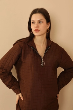 Una modella di abbigliamento all'ingrosso indossa 33874 - Tracksuit - Brown, vendita all'ingrosso turca di Tuta di Kaktus Moda