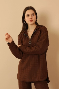 Una modella di abbigliamento all'ingrosso indossa 33874 - Tracksuit - Brown, vendita all'ingrosso turca di Tuta di Kaktus Moda